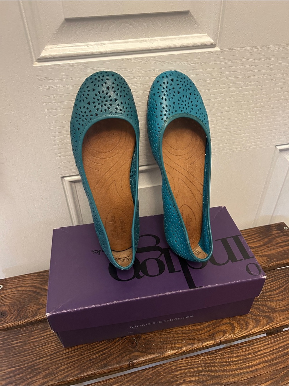 Indigo by Clark’s Teal Perforated Women's Ballet Flats Size 7 with original box